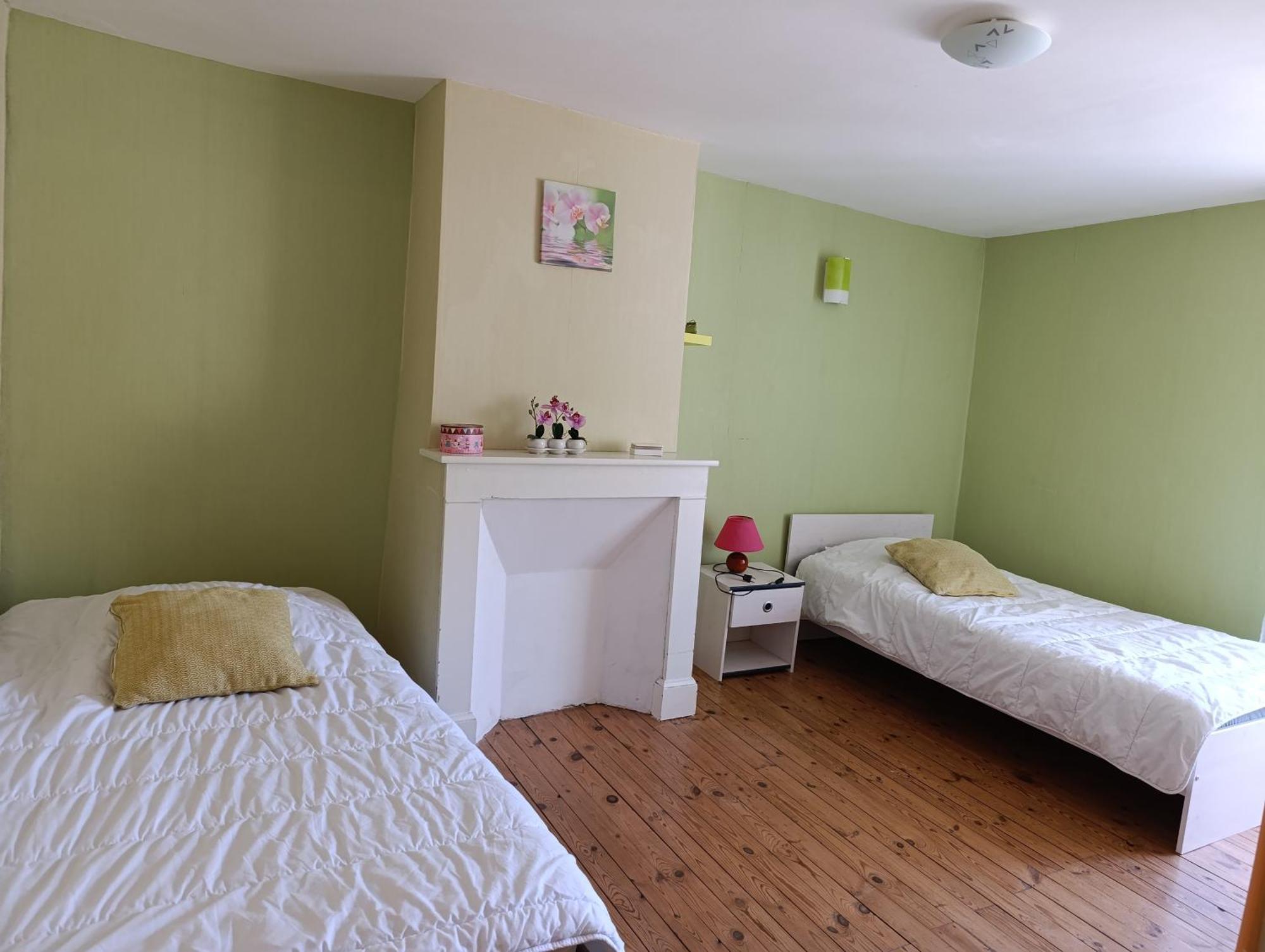Maison Spacieuse Et Agreable Saint-Georges-de-Luzencon Luaran gambar