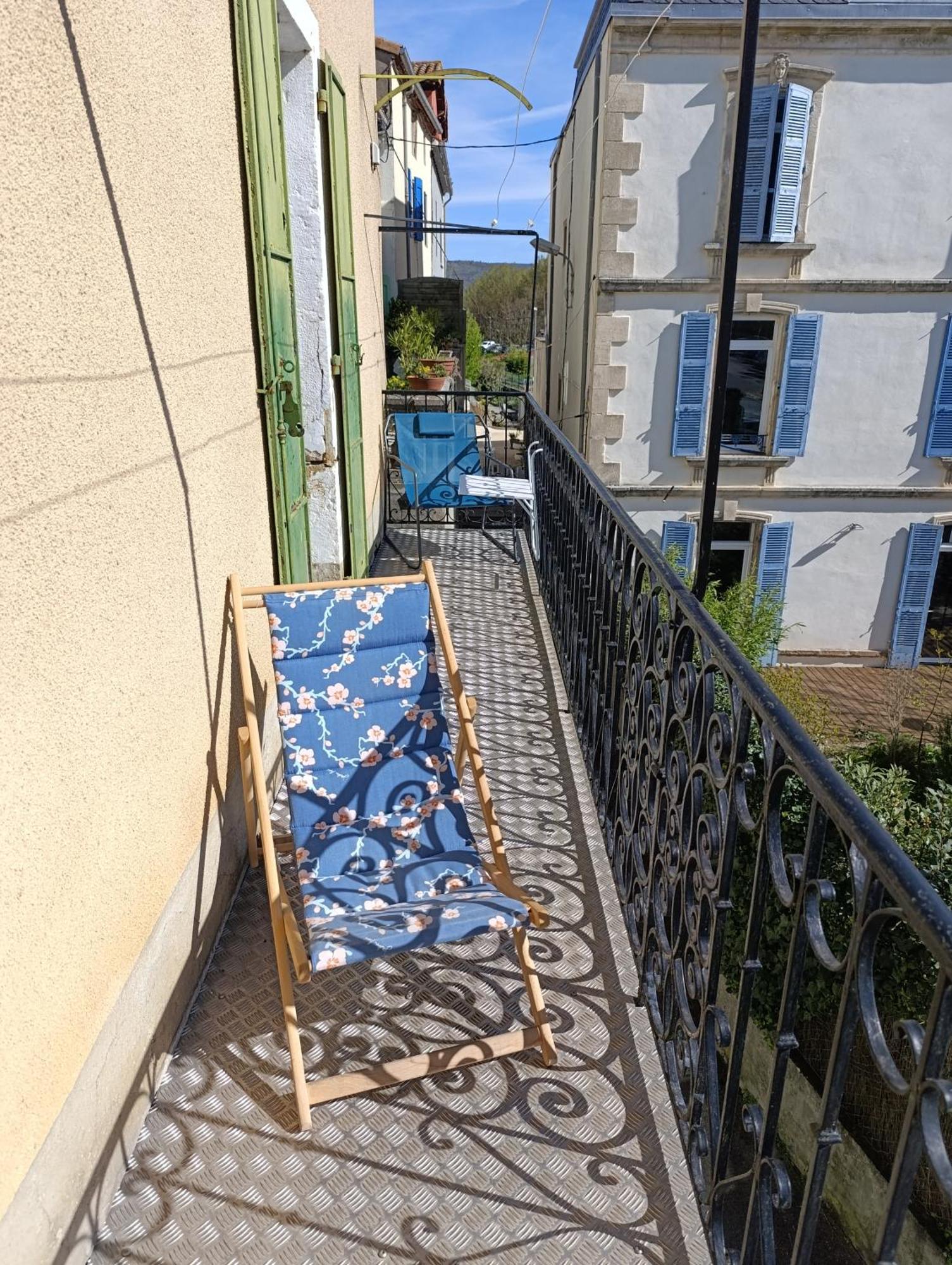 Maison Spacieuse Et Agreable Saint-Georges-de-Luzencon Luaran gambar